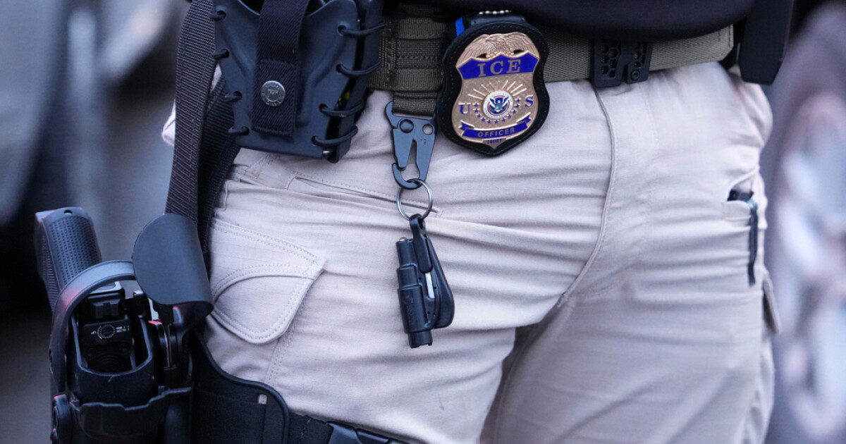 ICE agents drew guns on off-duty officer in Minnesota
