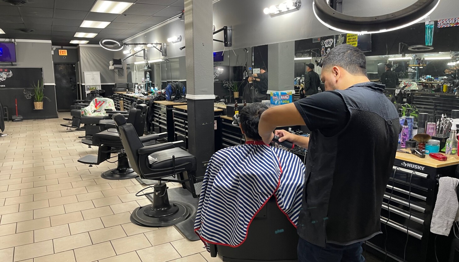 Plainclothes agents arrest barber in Southwest Side barbershop