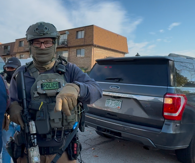 ICE agents point rifles at bystanders during Northbrook apartment arrest